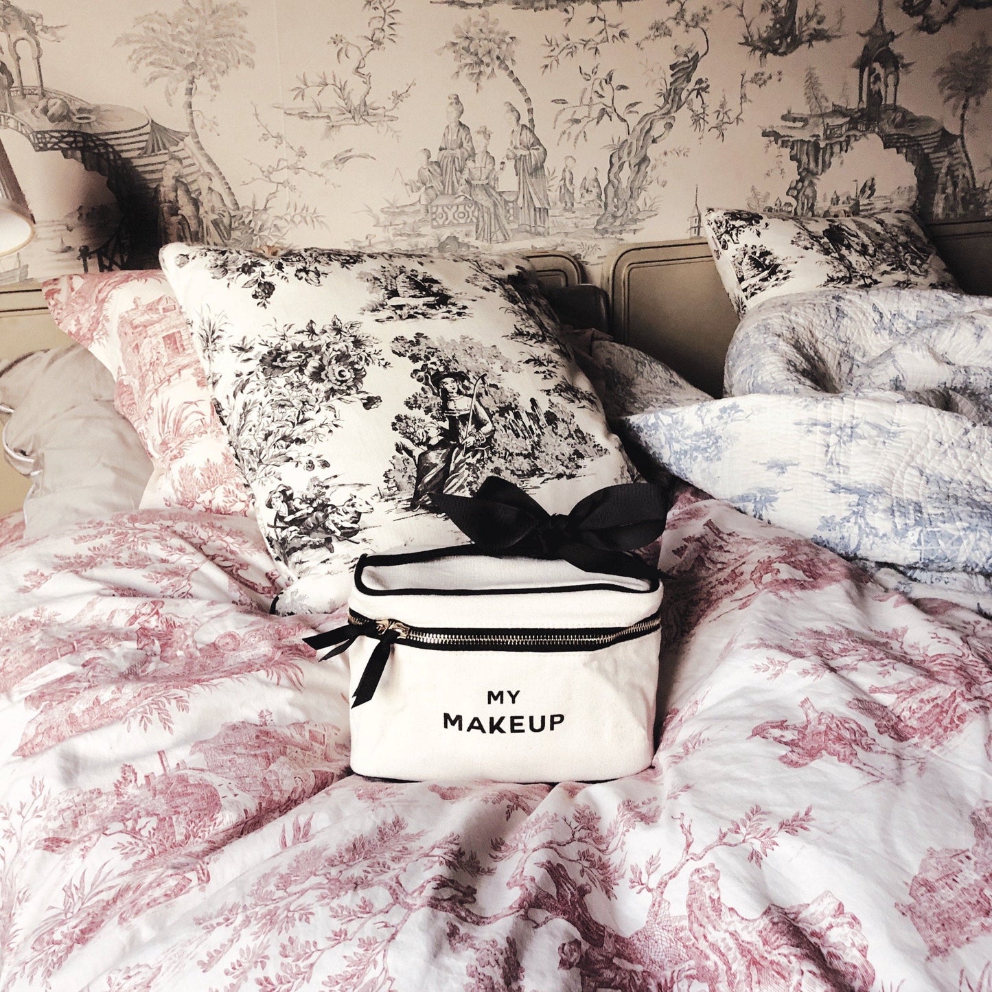 
                                      
                                        Cosmetic Case in cotton, My Makeup, Monogram, Natural 
                                      
                                    
