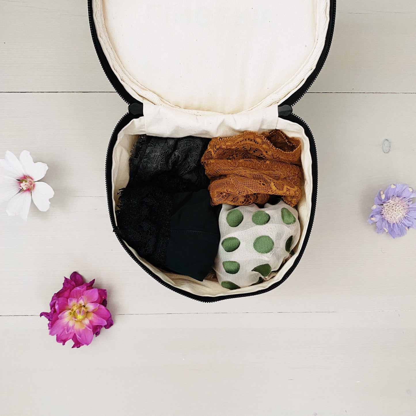
                                      
                                        Round Lingerie Case inside, packed
                                      
                                    