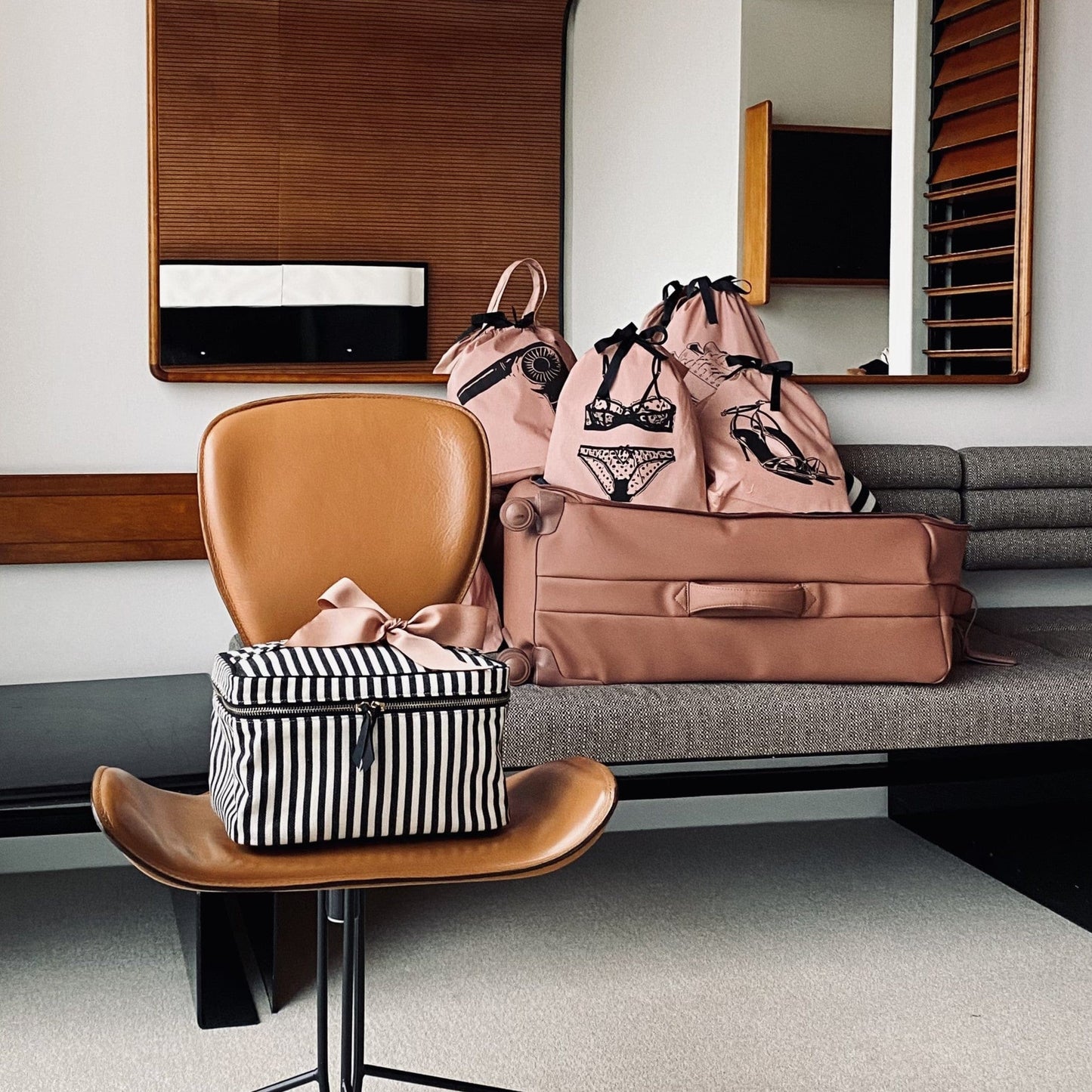 
                                      
                                        Medium Box Makeup & Toiletry, Striped | Bag-all
                                      
                                    