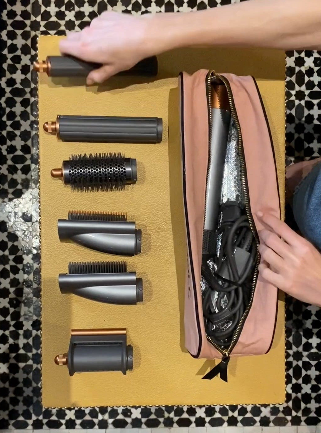 
                                      
                                        Roomy Hair Tools Travel case, Fits Dyson Airwrap, Pink - Bag-all
                                      
                                    