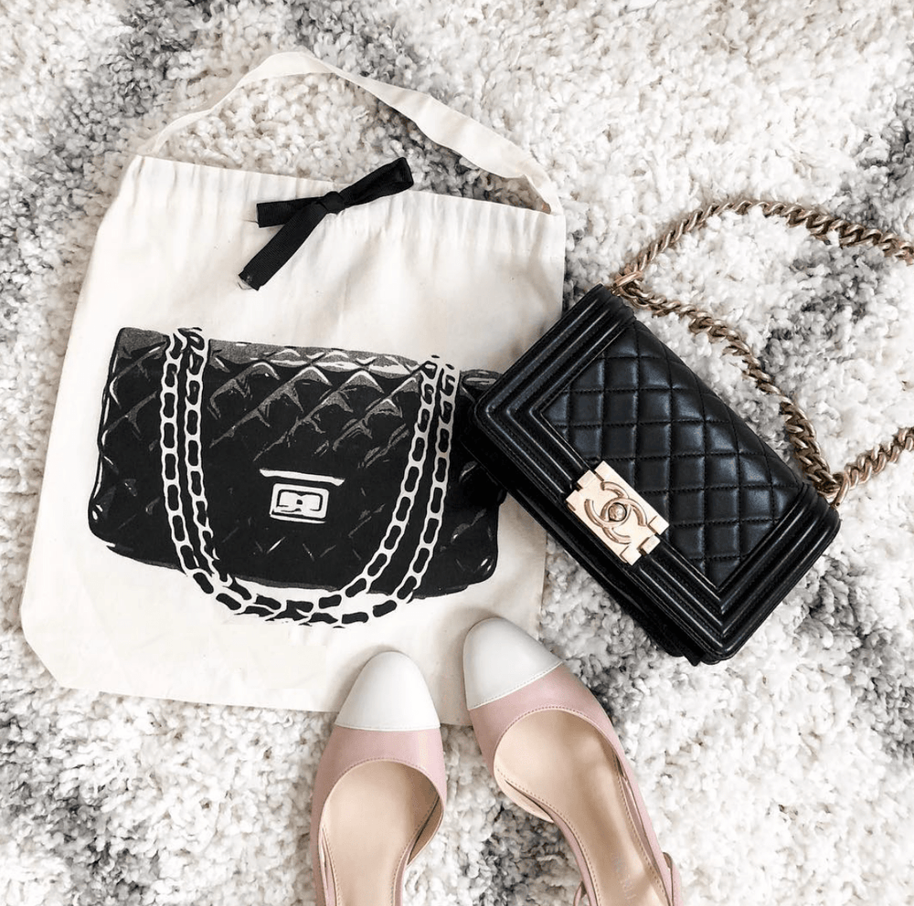 
                                      
                                        A chanel bag that is going into a handbag dust bag. 
                                      
                                    