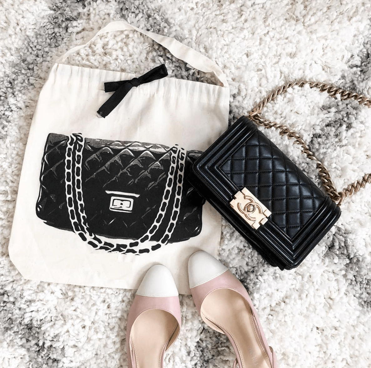 
                                      
                                        A chanel bag that is going into a handbag dust bag. 
                                      
                                    