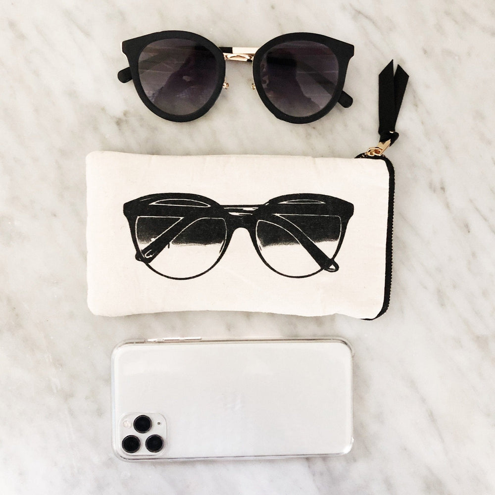 
                                      
                                        Sunglasses case in white with a sunglasses.
                                      
                                    